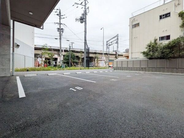 スプランディッド難波VII(セブン)の駐車場