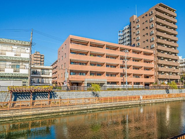 コスモ西大島ロイヤルフォルムの外観|「西大島」駅徒歩６分！平成１２年築の耐震基準適合マンション、コスモ西大島ロイヤルフォルムは即日現地案内可能となっておりますので、お気軽にお問い合わせください！