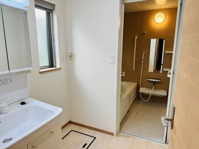 八王子市　館町　中古戸建ての脱衣所|～窓付きで明るい洗面所　換気もしやすいです～