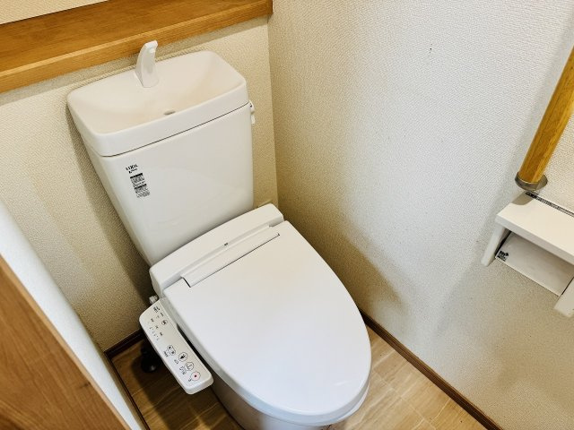 八王子市　館町　中古戸建てのトイレ|～暖房温水洗浄機能付きトイレ　冬場は特に嬉しい機能ですね～