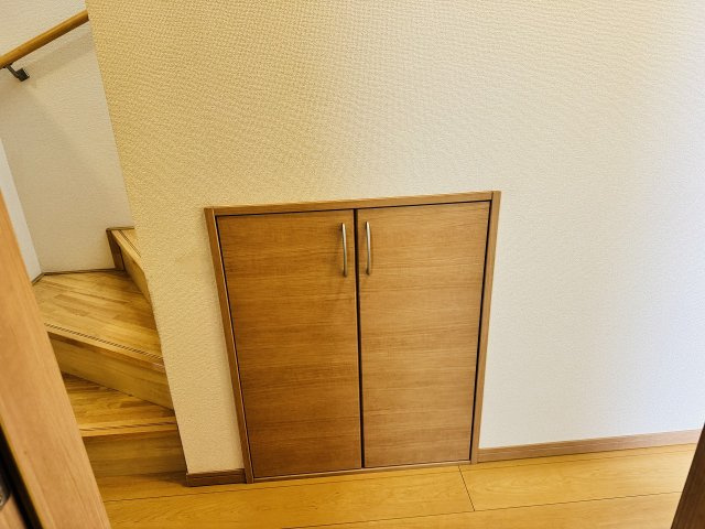 八王子市　館町　中古戸建ての収納|～階段下収納　掃除グッズ、災害時グッズ、備品ストックなどに大活躍～