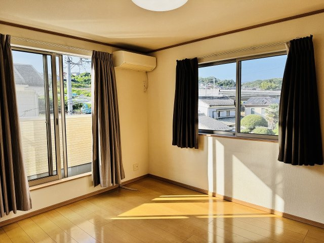 八王子市　館町　中古戸建ての寝室|～2階7.0帖の主寝室　ベッドなど大型家具のレイアウトもしやすい広さです～