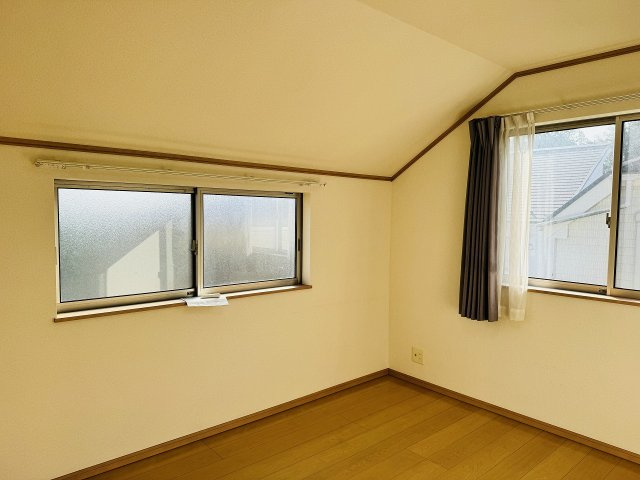 八王子市　館町　中古戸建ての子供部屋|～2階6.75帖の洋室　2面採光で明るく風通しの良いお部屋です～