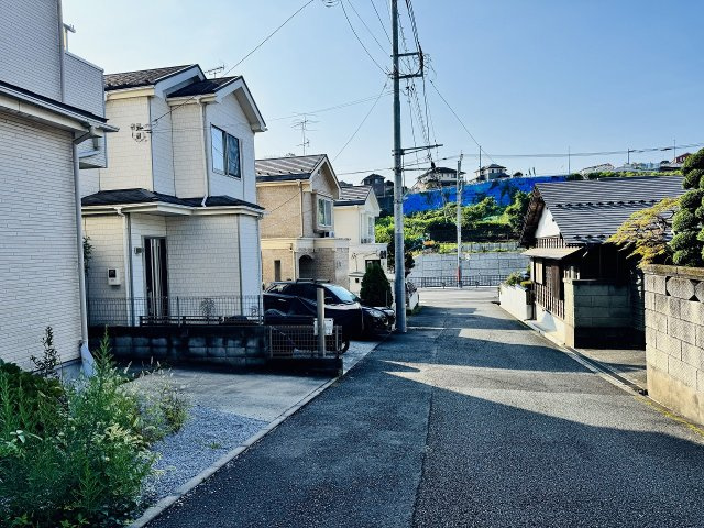八王子市　館町　中古戸建ての前面道路含む現地写真|～南西側4ｍ道路に面しています～
