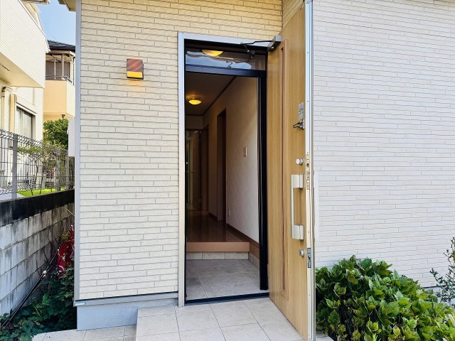 八王子市　館町　中古戸建ての玄関|～玄関は安心のWロックキーを採用～