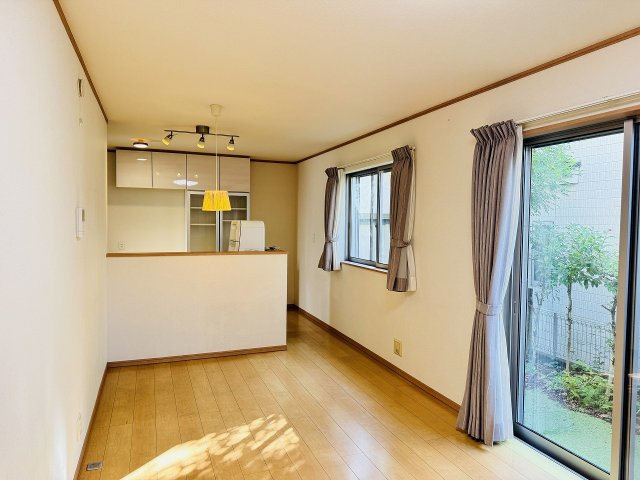 八王子市　館町　中古戸建ての居間・リビング|～14.0帖の明るいLDKで、家族団欒の時間をお過ごしいただけます～