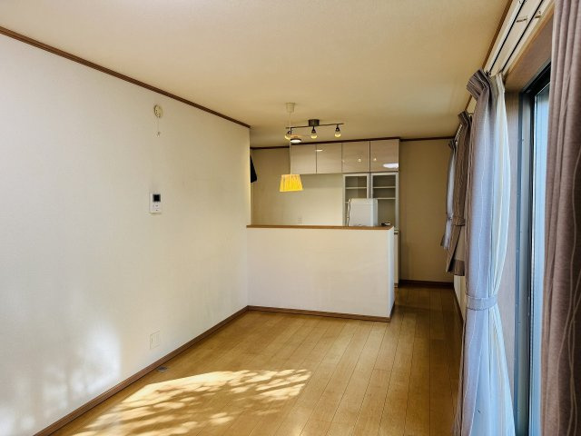 八王子市　館町　中古戸建ての居間・リビング|～14.0帖の明るいLDKで、家族団欒の時間をお過ごしいただけます～