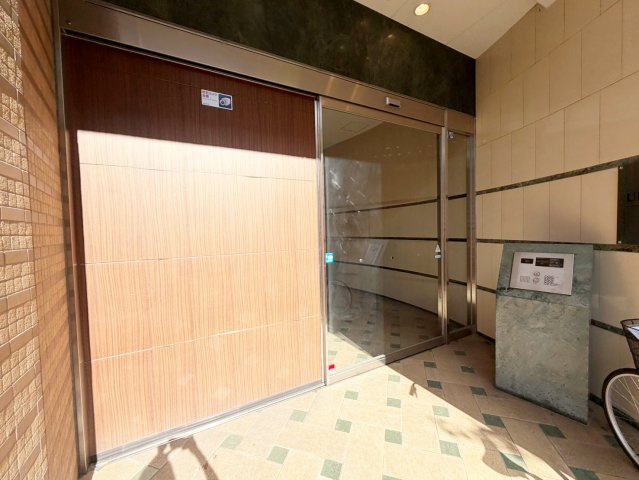 URBAN FLATS江坂のエントランス