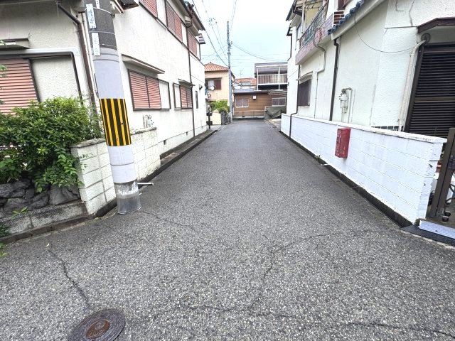 泉大津市東助松町　古家付き土地の前面道路含む現地写真
