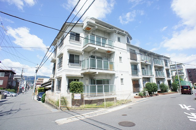 ハイツ山茶花の外観|JR長岡京駅徒歩5分。駐輪場とバイク置場を完備したRC構造