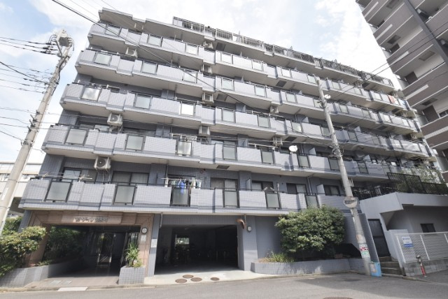 【エントランス】 | セザール錦糸町 | お客様を、そして住人を出迎えてくれるマンションのエントランス。ゴミが落ちていないことからも、管理状態の良さや住民の節度の高さが見て取れます。～即日のご見学可能～　お問合せはお気軽にどうぞ。
