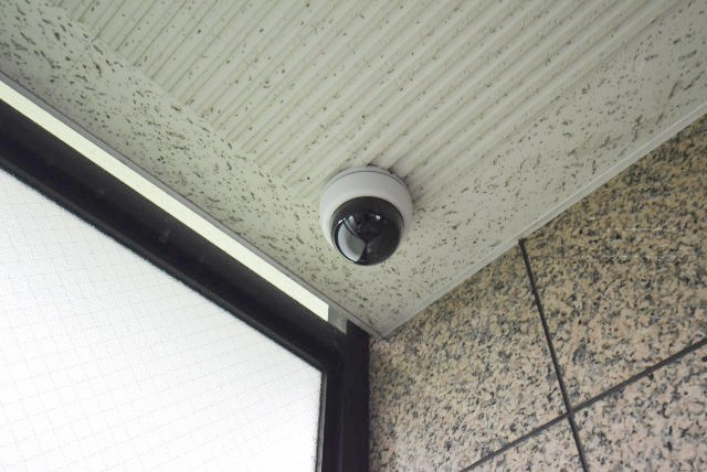 【防犯設備】 | セザール錦糸町 | 建物や敷地の隅々に目を光らせる防犯カメラが設置されています。現地を見学される際には、カメラの存在やその台数にも意識を払ってみてください。～即日のご見学可能～　お問合せはお気軽にどうぞ。