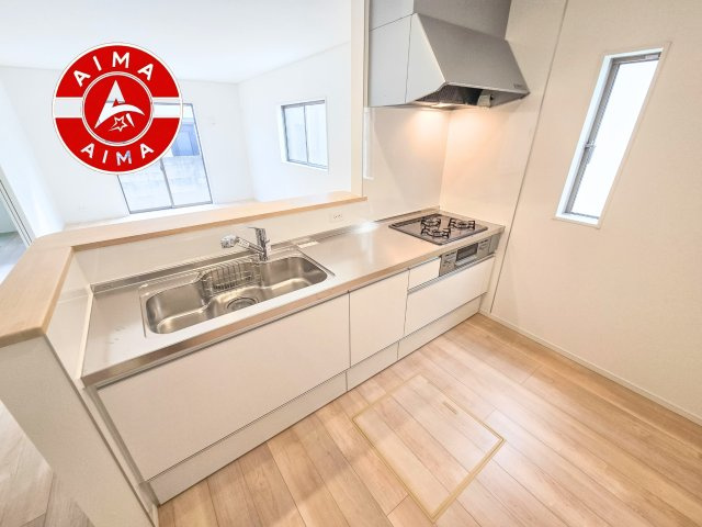 小郡市小郡第23-3棟（3号棟）の内観：施工例|カウンターキッチンなら、リビングで遊ぶ子供の様子を見ながら料理ができるので安心です。料理を運んでもらったり、子供にお手伝いしてもらいやすいのもいいですね。