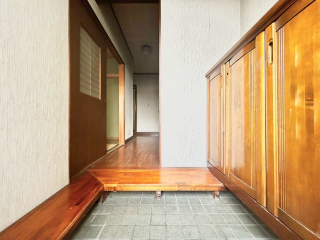 北区岸町2丁目　中古戸建の玄関|2026.07.27撮影

現地ご見学希望・資料請求などお気軽にお問い合わせ下さい！
03-5990-5201