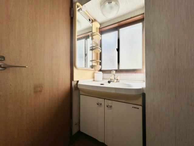 北区岸町2丁目　中古戸建の独立洗面台|2026.07.27撮影

現地ご見学希望・資料請求などお気軽にお問い合わせ下さい！
03-5990-5201