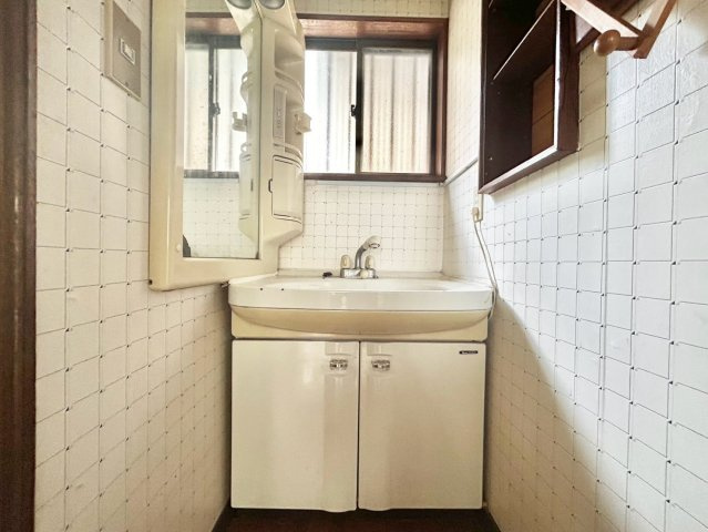 北区岸町2丁目　中古戸建の独立洗面台|2026.07.27撮影

現地ご見学希望・資料請求などお気軽にお問い合わせ下さい！
03-5990-5201