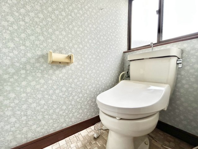 北区岸町2丁目　中古戸建のトイレ|2026.07.27撮影

現地ご見学希望・資料請求などお気軽にお問い合わせ下さい！
03-5990-5201