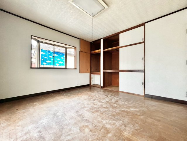 北区岸町2丁目　中古戸建の洋室|2026.07.27撮影

現地ご見学希望・資料請求などお気軽にお問い合わせ下さい！
03-5990-5201