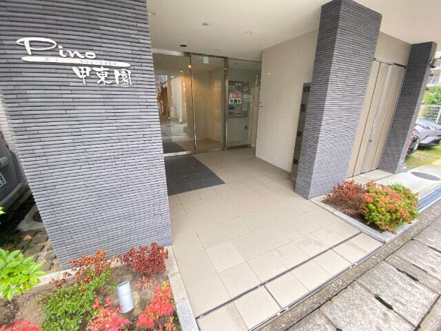 ＰＩＮＯ甲東園のエントランス