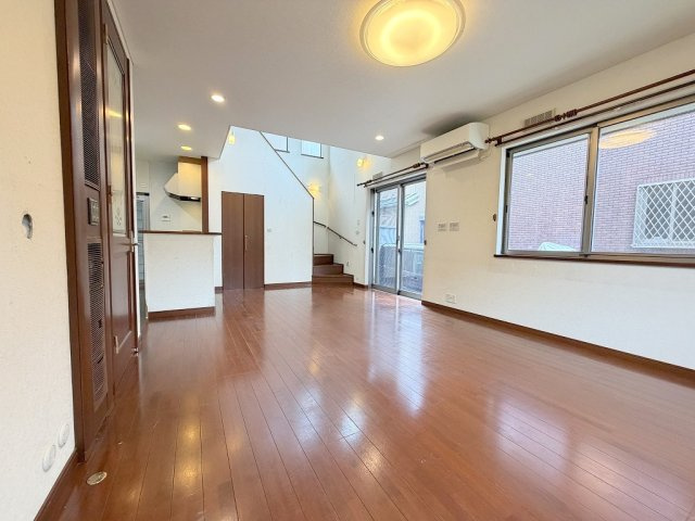 三郷市戸ケ崎2丁目　中古戸建の居間・リビング|上部吹抜で明るく開放的なリビングです
