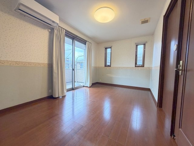 三郷市戸ケ崎2丁目　中古戸建の洋室|バルコニーに面した8.3帖の明るい洋室・主寝室としていかがでしょう