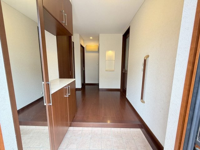 三郷市戸ケ崎2丁目　中古戸建の玄関|広々とした玄関ホールです。ニッチにはお好きなインテリアが飾れます