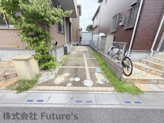 三郷市戸ケ崎2丁目　中古戸建の駐車場|家族の車＋来客用にも便利な縦列2台駐車