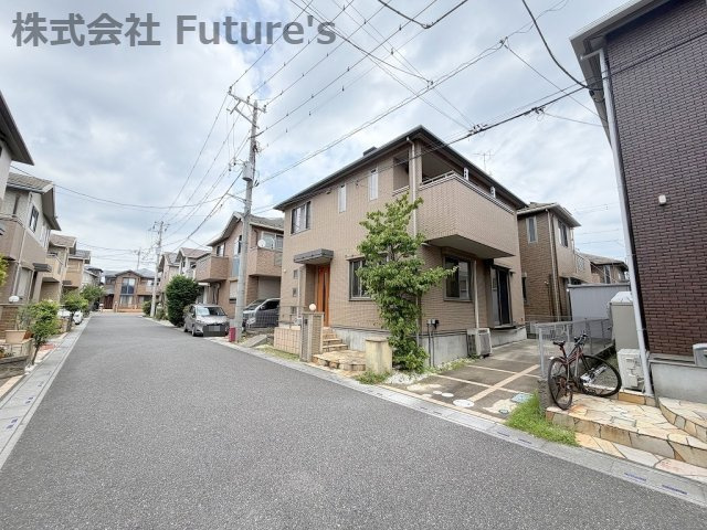 三郷市戸ケ崎2丁目　中古戸建の前面道路含む現地写真|前面道路含む現地写真です。