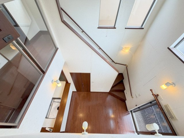 三郷市戸ケ崎2丁目　中古戸建の居間・リビング|2階の主寝室からリビングを覗けます