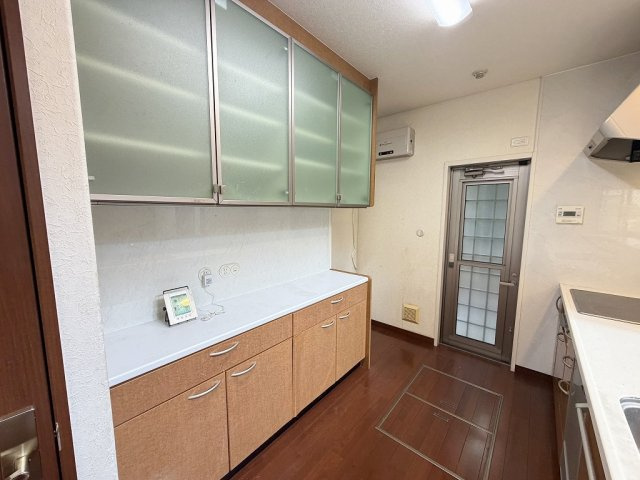 三郷市戸ケ崎2丁目　中古戸建のキッチン|備付食器棚付きでキッチン用品もたっぷり収納出来ます