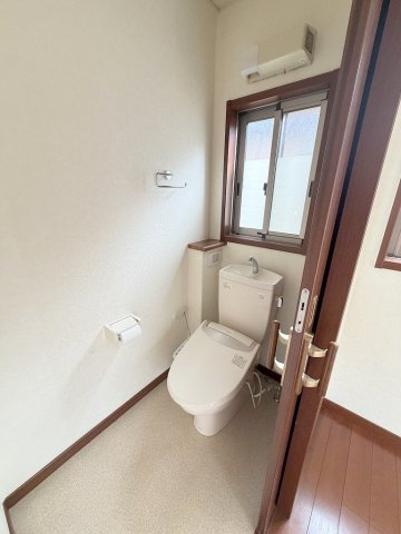 三郷市戸ケ崎2丁目　中古戸建のトイレ|2階のトイレです
