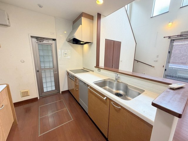 三郷市戸ケ崎2丁目　中古戸建のキッチン|ゴミ出しにも便利な勝手口付きのシステムキッチンです