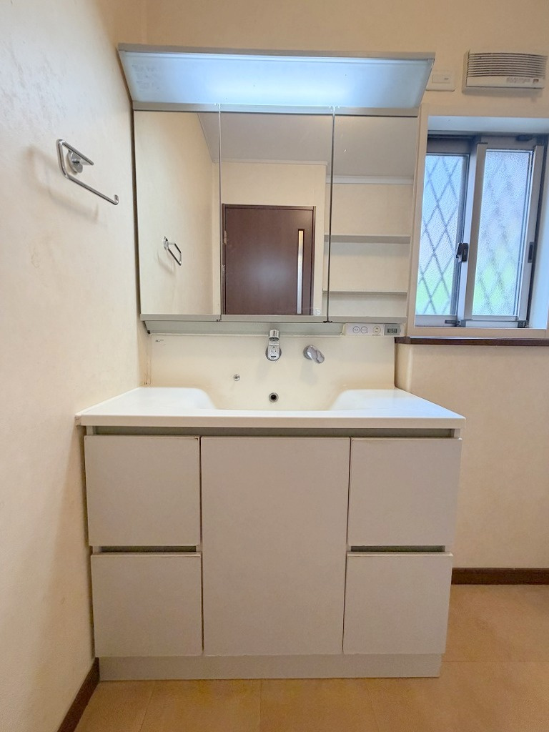 三郷市戸ケ崎2丁目　中古戸建の独立洗面台|三面鏡付きシャワードレッサーで朝の準備も快適