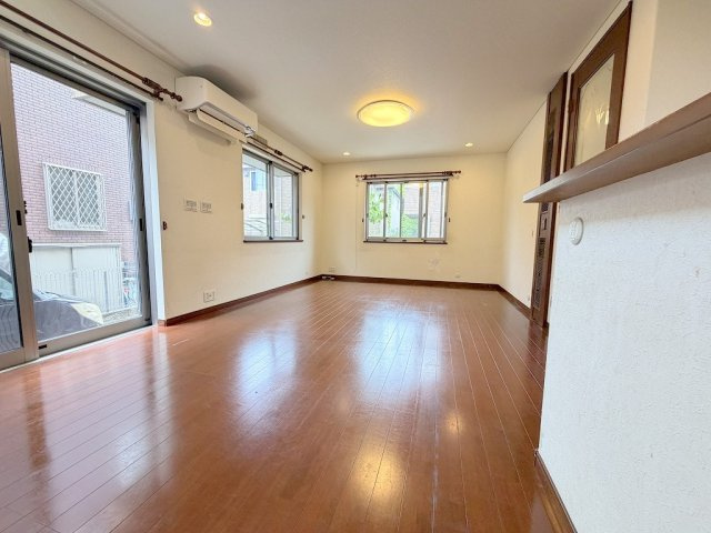 三郷市戸ケ崎2丁目　中古戸建の居間・リビング|ソファやダイニングセットを置いてもゆとりのある19帖のリビング