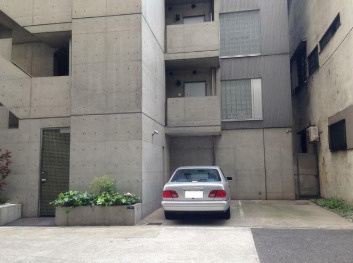 ALBAの駐車場