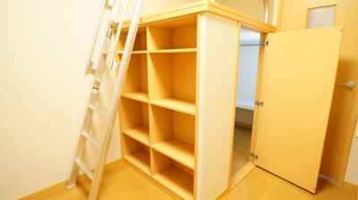 【内装】 | レオパレス生野Ⅲ | 収納力抜群のウォーキングクローゼット