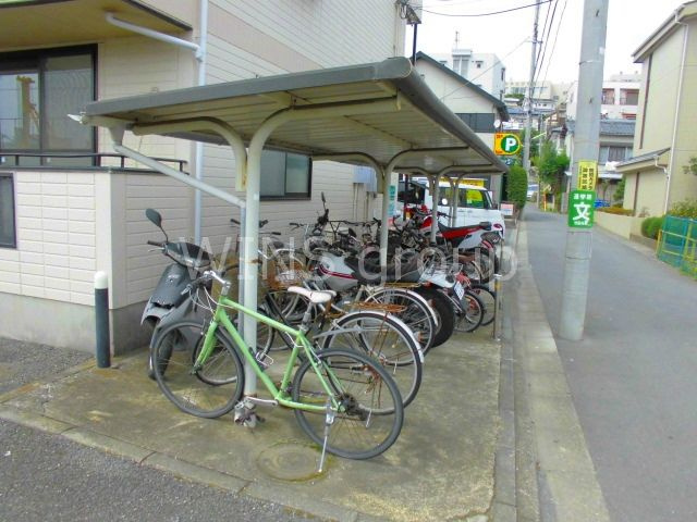 世田谷区喜多見６丁目の賃貸マンションのその他|駐輪場は屋根付きです