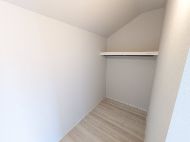 つくば市南中妻　4期　新築戸建て　2号棟の収納|大容量のウォークインクローゼット。衣類はもちろん、スーツケースや季節の家電もまとめて収納でき、居室空間をすっきりと保ちます。