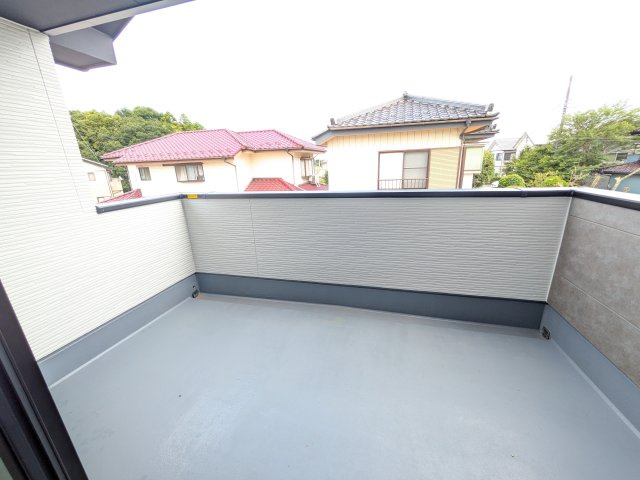 つくば市南中妻　4期　新築戸建て　2号棟のバルコニー|洗濯物も布団もまとめて干せるワイド設計。
広々としたワイドバルコニーで、家事の効率が上がり、日々の暮らしが快適になります。