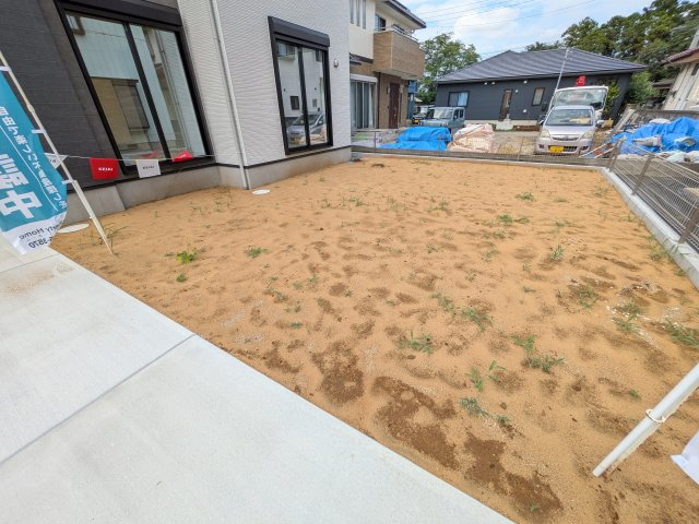 つくば市南中妻　4期　新築戸建て　2号棟の庭|リビングに明るい光を届ける広々とした南庭。
お子様の遊び場やペットのスペースとしても最適です。
室内外で心地よい暮らしが叶います。