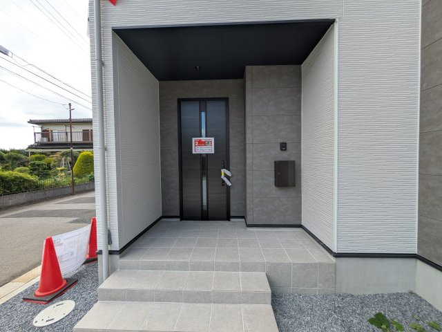 つくば市南中妻　4期　新築戸建て　2号棟の玄関|お洒落な玄関ドアと洗練された外壁デザイン。家の顔にふさわしい上質な佇まいで、ご家族やお客様を迎えます。