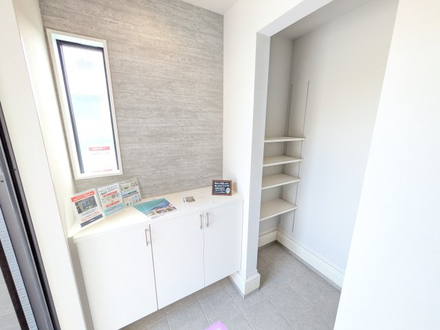 つくば市南中妻　4期　新築戸建て　2号棟の玄関|家族全員の靴がスッキリ片付く大容量シューズボックス完備。
お客様を気持ちよく迎えられる、明るく清潔感あふれる玄関です。