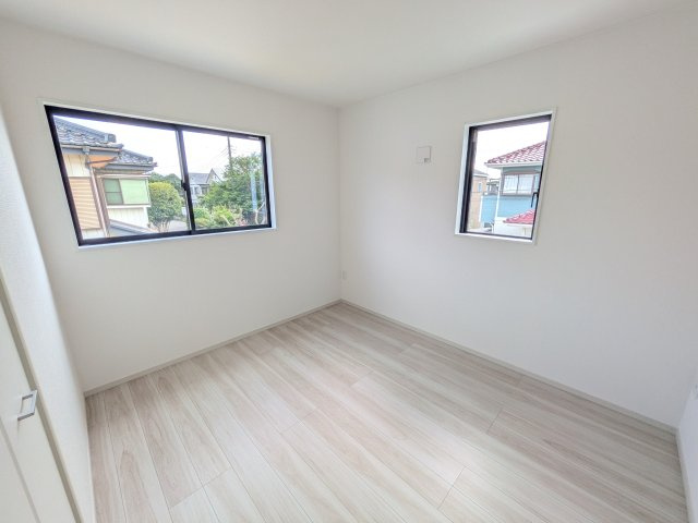 つくば市南中妻　4期　新築戸建て　2号棟の洋室|たっぷり収納と明るい窓で、片付けも気持ち良くできる洋室。
お子様の「自分の部屋が欲しい」という夢を叶えます。