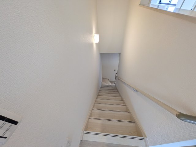 つくば市南中妻　4期　新築戸建て　2号棟の内装|窓付きで明るい階段は、手すり付きでお子様からご年配の方まで安心して上り下りができます♪