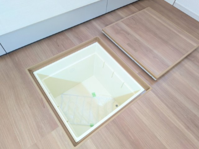 つくば市南中妻　4期　新築戸建て　2号棟のキッチン|お米や根菜などの食材保管にも適した、便利な床下収納。使用頻度の低い調理器具なども賢く収納できます。