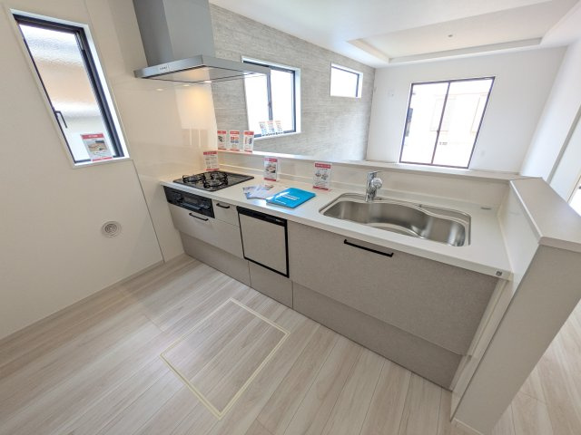 つくば市南中妻　4期　新築戸建て　2号棟のキッチン|料理がもっと楽しくなる広々としたワークトップ。お手入れしやすい素材を採用し、日々の掃除もラクラクこなせます。