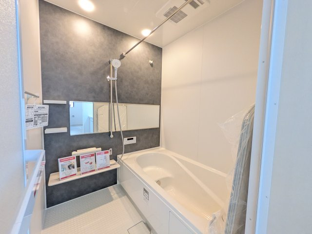 つくば市南中妻　4期　新築戸建て　2号棟の浴室|高断熱の浴槽で、追い焚きの回数を減らし光熱費を節約！いつでもあたたかいお風呂に入れます。
冬場のヒートショック対策にも役立つ浴室暖房換気乾燥機付きです！