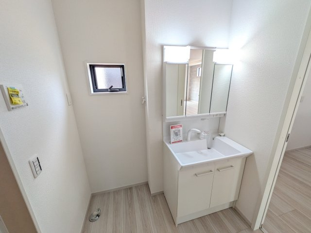 つくば市南中妻　4期　新築戸建て　2号棟の独立洗面台|三面鏡の洗面化粧台はミラー扉の内側がすべて収納スペースになっており、収納力も魅力的です♪
ボックスティッシュも収納可能で、可変トレイは収納物に応じて高さ調整ができます！
取り外して洗えるので清潔です♪