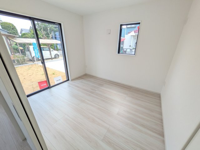 つくば市南中妻　4期　新築戸建て　2号棟の洋室|リビングと繋がる多目的スペース。引き戸を開ければ広々LDK、閉じれば客間や書斎、お子様の遊び場に早変わりします。日当たりも良好です♪