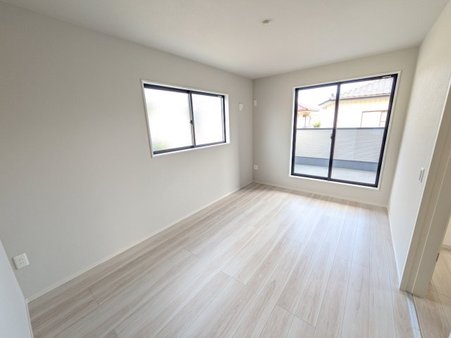 つくば市南中妻　4期　新築戸建て　2号棟の洋室|バルコニーに面した２面採光で明るく開放的な洋室です。
デザイン性の高いアクセントクロスで、落ち着いた雰囲気を演出。収納力たっぷりのWIC完備で、室内をすっきりと保てます♪